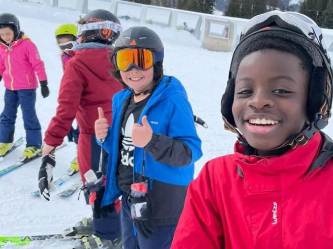 enfants qui font du ski 