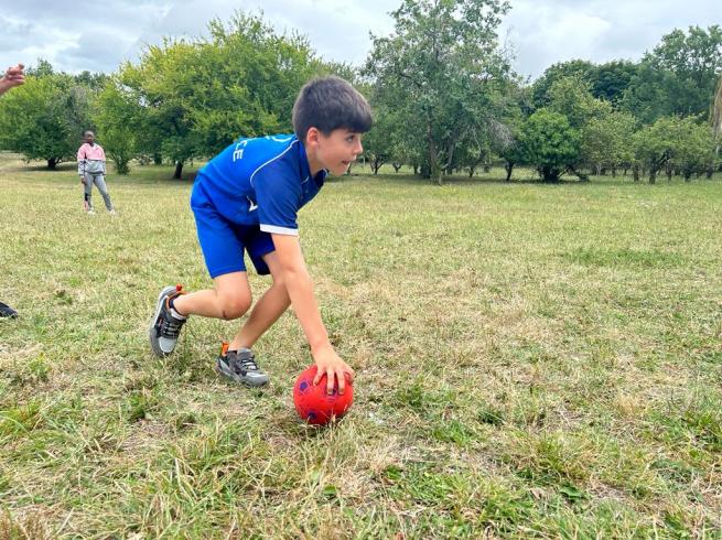 enfant qui joue au ballon