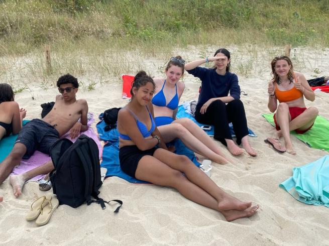 groupe de jeunes en colo à la plage