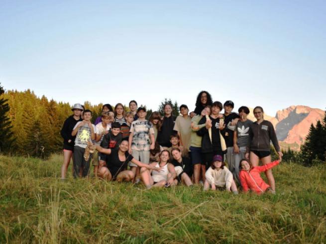 groupe de jeunes en montagne