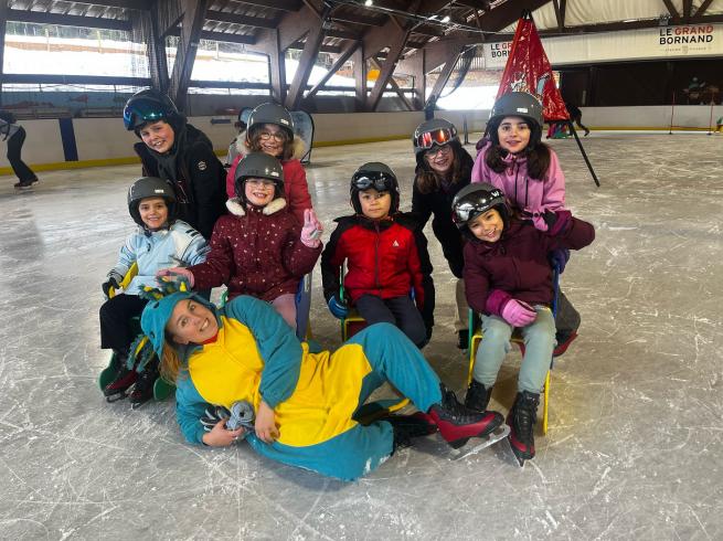 groupe d'enfants à la patinoire