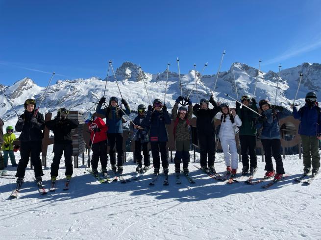 groupe de jeunes sur les pistes