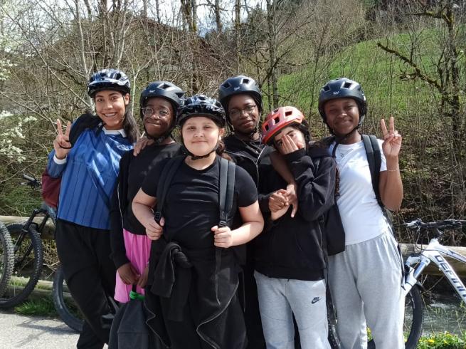 groupe d'ados en colo VTT