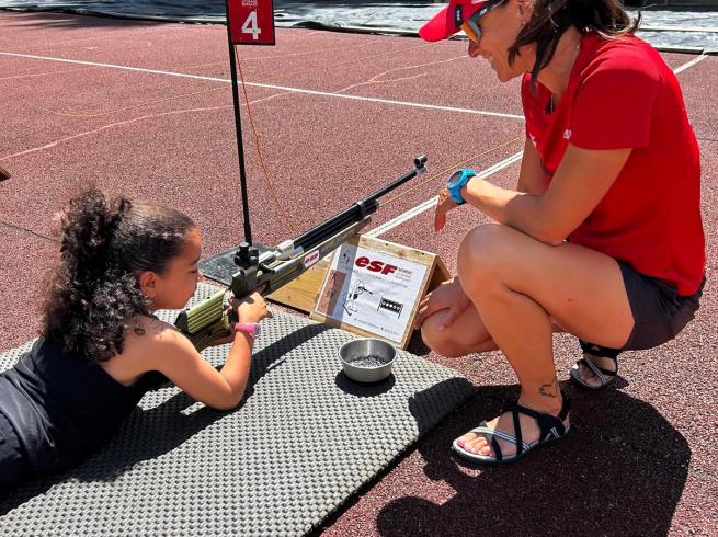 apprentissage du biathlon d'été en camp de vacances ados