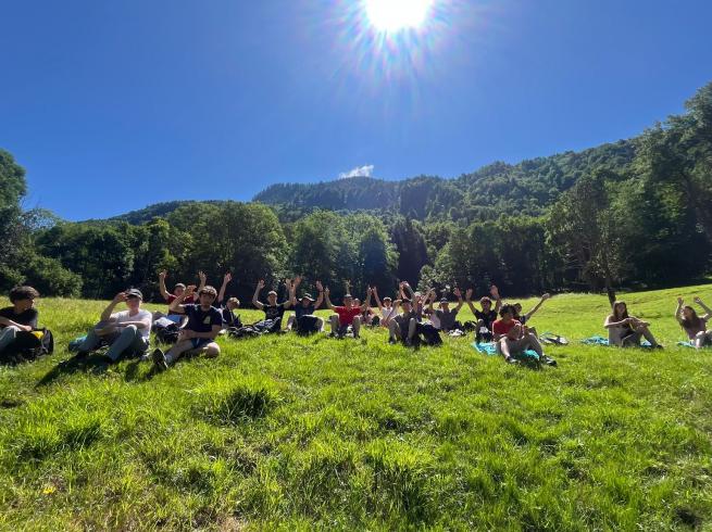 groupe d'ados en colo à la montagne