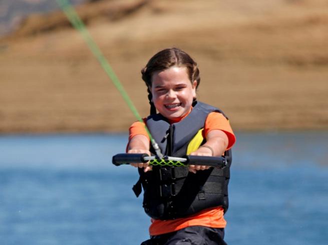 jeune fille qui fait du wakeboard