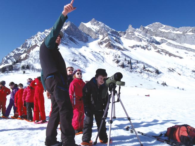 Groupe enfants en raquettes avec observation longue vue