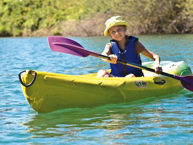 enfant en kayak