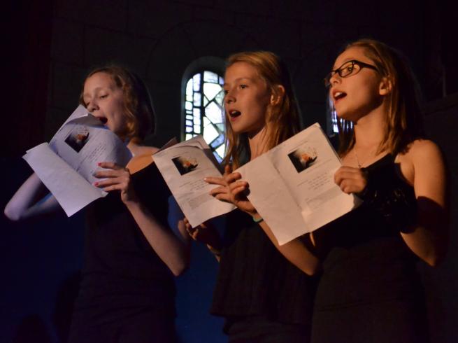 Groupe d'élèves en train de chanter