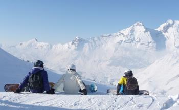 ado qui font du snowboard