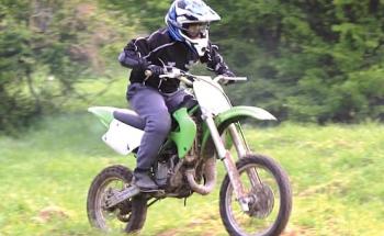 Moto-cross enfant qui s'amuse