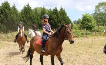 Enfants qui font du cheval