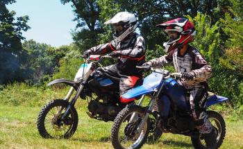 Enfants qui font de la moto-cross en colo à la mer