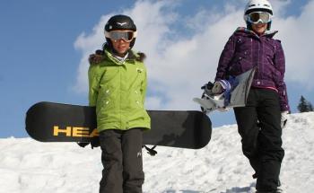 jeunes qui font du snowboard