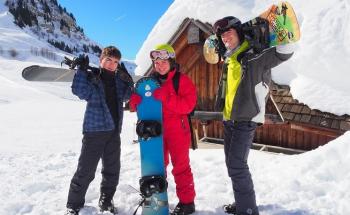ados avec un snowboard à la montagne