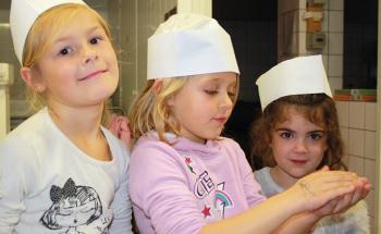 Enfants qui font la cuisine