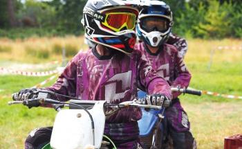 Enfant et ado qui font de la moto cross