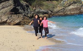 enfants qui s'amusent à la mer