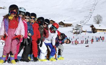 Différents âges en colonie de ski