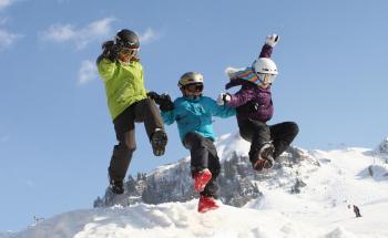 enfant en colonie de vacances neige