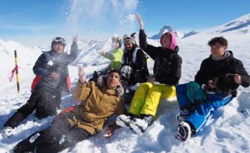 groupe d'ados au ski