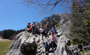 enfants en randonnée à la montagne