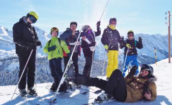 groupe ados sur les pistes de ski