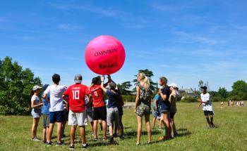 ados qui jouent aux sports collectifs