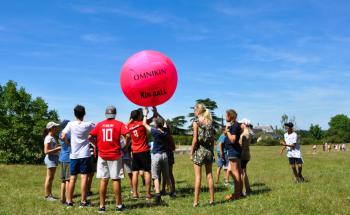 ados qui jouent aux sports collectifs