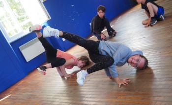 enfants qui apprennent le breakdance