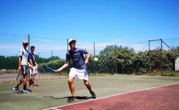 stage de tennis en colonie de vacances ados