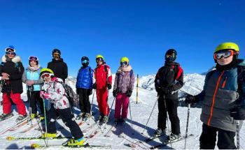 jeunes sur les pistes de ski