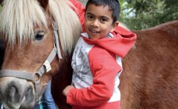 enfant avec un poney