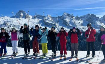 enfants en colonie de vacances au ski