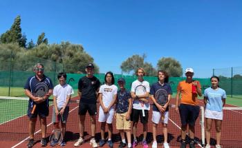 groupe de jeune sur court de tennis