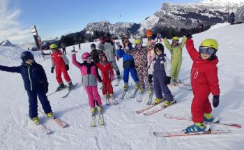 enfants sur les pistes pendant une colonie de vacances au ski