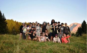 groupe de jeunes en montagne