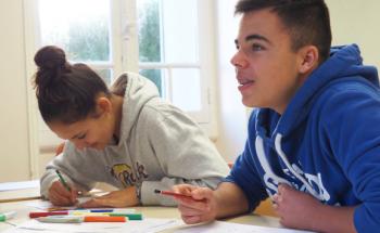 jeunes en stage de révisions d'anglais