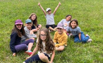 groupe d'enfants en colonie nature et découvertes